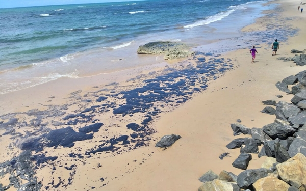 Manchas de óleo chegam à praia da Pituba, em Salvador — Foto: Alan Oliveira/G1 BA