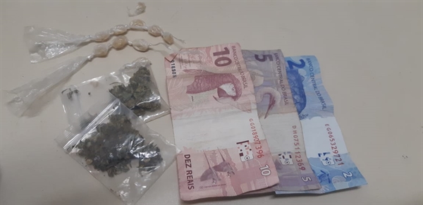 Os policiais apreenderam porções de maconha e crack, além de dinheiro oriundo do tráfico (Foto: Divulgação/PM)