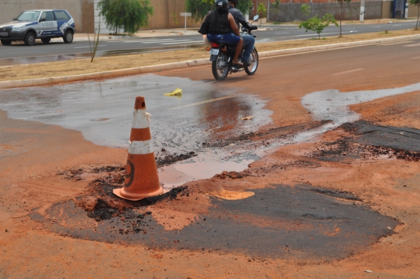 A reportagem do A Cidade esteve no local e presenciou todos os remendos no asfalto e novos vazamentos (Foto: A Cidade)