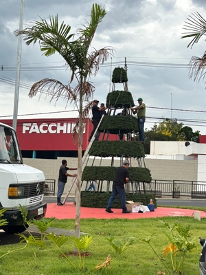 Decoração de Natal começa a ser instalada pela Prefeitura de Votuporanga