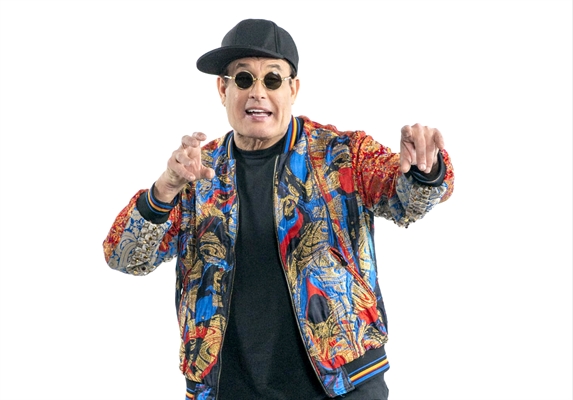 O humorista Sérgio Mallandro se apresenta em Votuporanga, mas o show será de solidariedade: ele não cobrou cachê e toda a renda será revertida à Santa Casa (Foto: Divulgação)
