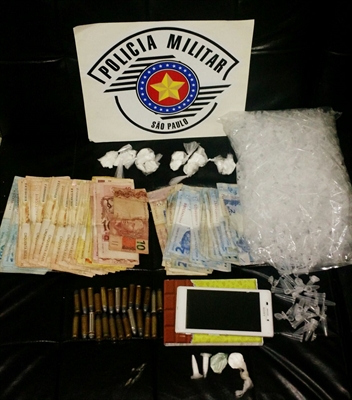 A PM apreendeu grande quantia em dinheiro, pasta base de cocaína e munições de revólver calibre 38  Foto: Divulgações/Polícia Militar 