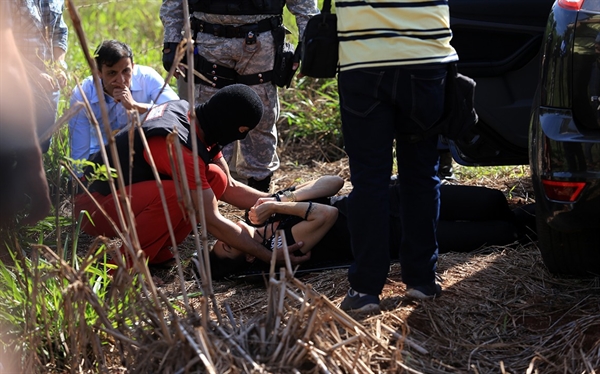 Jonathan demonstra durante reconstituição como arrastou corpo de Kelly (Alex Pelicer/Gazeta de Rio Preto)