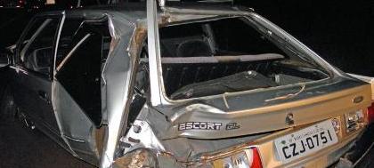 Caminhão bate e arrasta carro que atravessava pista