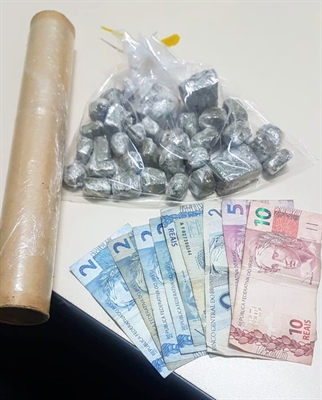 Os policiais militares apreenderam diversas porções de maconha, dinheiro e apetrechos para manipulação da droga  (Foto: Divulgação/PM)