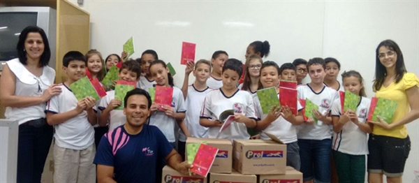 Fliv entrega 10 mil livros para escolas estaduais