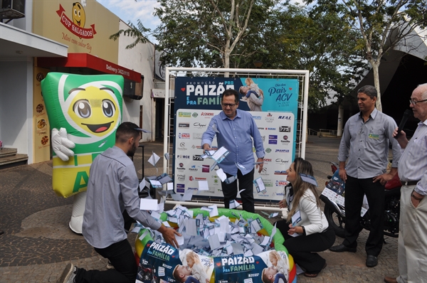 O presidente da ACV, Valdeci Merlotti, sorteou a ganhadora do principal prêmio, uma moto 0KM  (Foto: Érika Chausson/A Cidade)