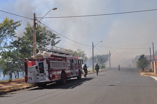 O local onde o incêndio foi registrado é bem próximo das residências localizadas no bairro Residencial Monte Verde Foto: Fábio Ferreira/A Cidade