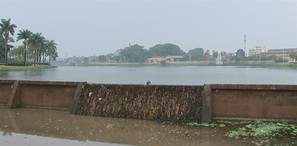 Vertedouro da Represa Municipal de Rio Preto ainda está seco, mesmo com a chuva (Foto: Reprodução/TV TEM)