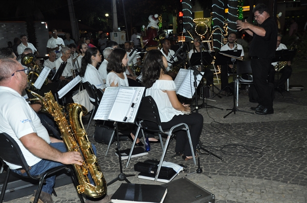 A abertura do Festividades na Concha aconteceu na última quarta-feira (12/12) com apresentação da Banda Musical Zequinha de Abreu (Foto: Divulgação/Prefeitura de Votuporanga)