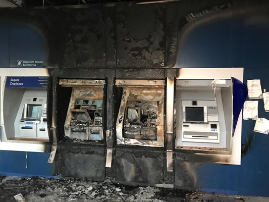 Incêndio em agência bancária aconteceu na noite de quinta-feira (20) em Rio Preto — Foto: Fernando Daguano/TV TEM