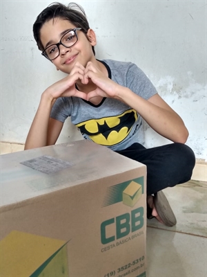 Eduardo, com a doação recebida por meio da divulgação da influencer nas mídias sociais (Foto: Arquivo Pessoal)