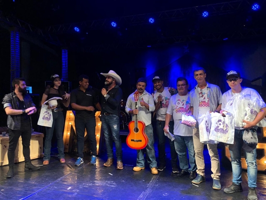 A dupla Mazzo e Gabriel durante a entrega dos prêmios sorteados durante a noite de show (Foto: A Cidade)