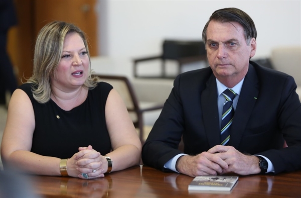 A líder do governo no Congresso, Joice Hasselmann (PSL-SP), e o presidente Jair Bolsonaro, durante reunião no Palácio do Planalto — Foto: Marcos Corrêa/PR