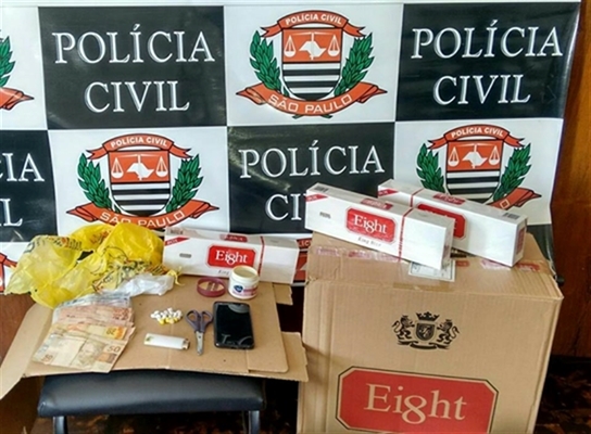 Drogas, dinheiro e cigarros contrabandeados foram apreendidos com o jovem no dia 13 (Foto: Divulgação/Polícia Civil)