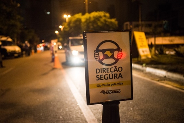 Motoristas foram autuados por embriaguez ao volante em Novo Horizonte (SP) (Foto: Maurício Rummens/Governo do Estado de São Paulo/Arquivo)