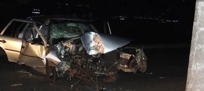 Carro bate em poste e deixa mulher gravemente ferida