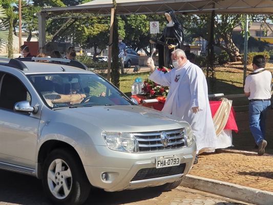 O padre Natalino faz a benção dos carros que passavam na frente da Igreja (Foto: Jornal Cidadão)