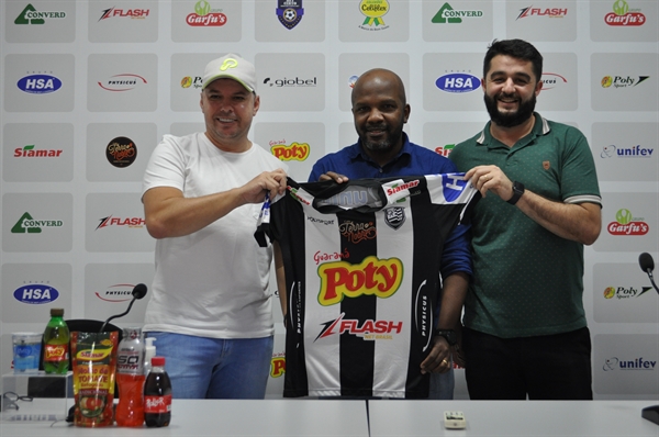 O treinador foi apresentado oficialmente nesta segunda-feira (Foto: A Cidade)