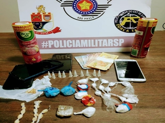 A Polícia Militar de Votuporanga prendeu um casal com drogas escondidas em fundos falsos em embalagens de “bom ar” (Foto: Divulgação)