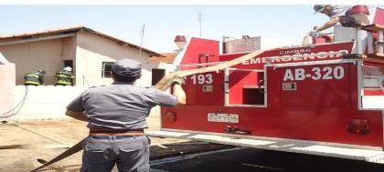 Casa pega fogo no Pozzobon