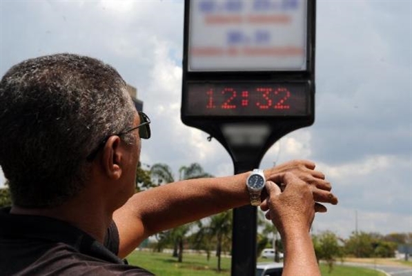 Relógios devem ser adiantados em uma hora para se adequar à medida Relógios devem ser adiantados em uma hora para se adequar à medida (Foto: Agência Brasil)