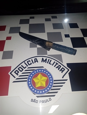 A faca utilizada na tentativa de agressão foi apreendida e anexada ao inquérito como prova material (Foto: Reprodução)