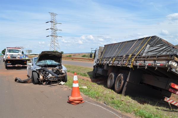 O condutor do carro perdeu o controle da direção, invadiu a pista contrária, capotou e colidiu com um caminhão (Foto: Aline Ruiz/A Cidade)