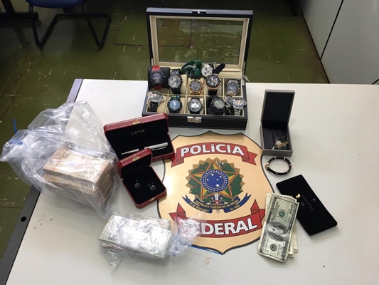 Relógios, dinheiro e objetos de luxo foram apreendidos dentro de cofre de investigado da Operação Vagatomia — Foto: Divulgação/Polícia Federal