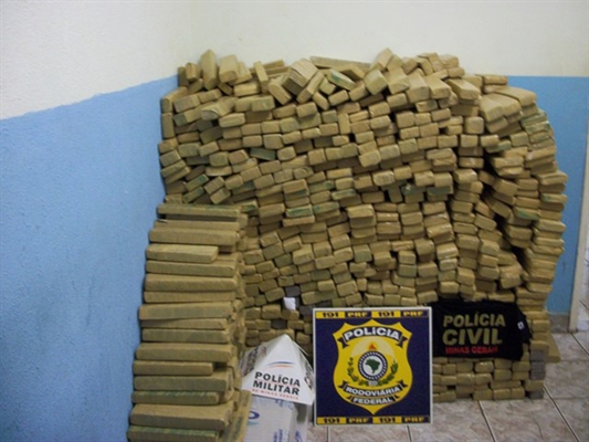 PRF apreende 2,4 toneladas de maconha na região