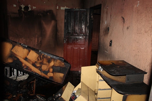Após xingamentos, jovem incendeia a própria casa