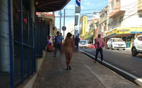 Mulher foi flagrada andando completamente nua pelas ruas do Centro