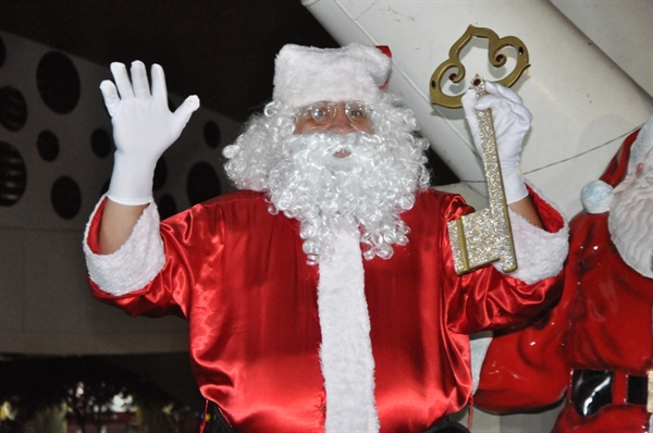 Até o dia 24 de dezembro, quem passar pelo comércio local encontrará o Papai Noel pelas ruas da cidade (Foto: Divulgação/ACV)