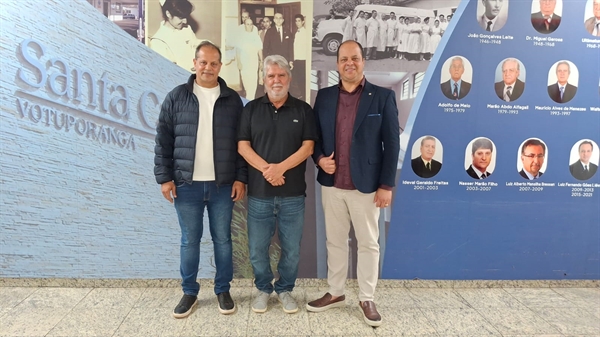 O deputado federal Ribamar Silva foi recebido pelo provedor da Santa Casa, Amaro Rodero, e pelo prefeito Jorge Seba (Foto: Santa Casa)