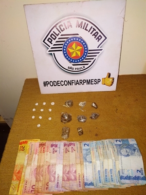 Os policiais da Força Tática apreenderam porções de maconha, crack, celular, isqueiro e dinheiro oriundo do tráfico (Foto: Divulgação/Força Tática) 