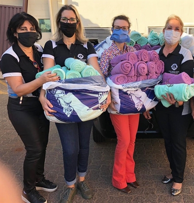 Elas entregaram 120 mantas para a Unidade de Terapia Intensiva (UTI) Neonatal, referência de atendimento (Foto: Divulgação/Santa Casa de Votuporanga)