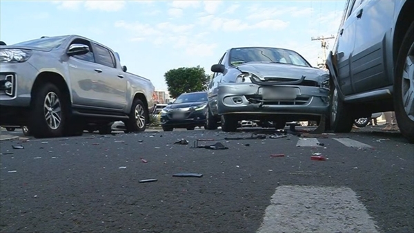 Acidente entre seis carros deixa trânsito lento em Rio Preto — Foto: Reprodução/TV TEM
