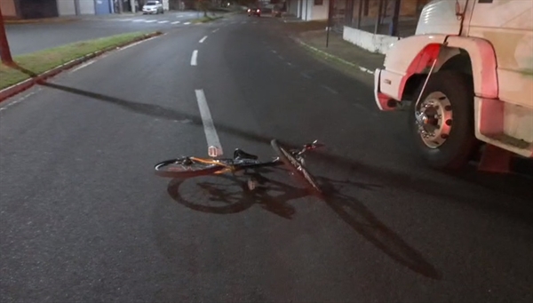 O ciclista A. M. dos S., de 50 anos, foi socorrido em estado grave com ferimentos nas pernas, passou por atendimento e foi liberado (Foto: Divulgação)