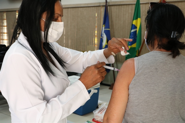 Pela primeira vez, a Secretaria Municipal da Saúde abre, hoje, dois postos para realizar plantão de vacinação contra a Covid-19 (Foto: Prefeitura de Votuporanga)