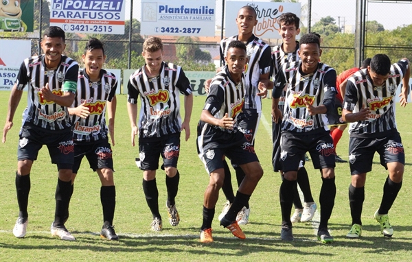 Garotos de Votuporanga comemoram um dos gols da vitória contra General Salgado (Foto: Rafael Nascimento/CAV)