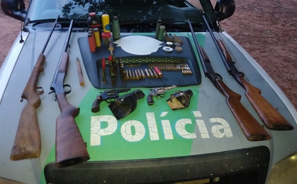 Homem é preso por porte ilegal de armas em Clementina — Foto: Divulgação/Polícia Ambiental