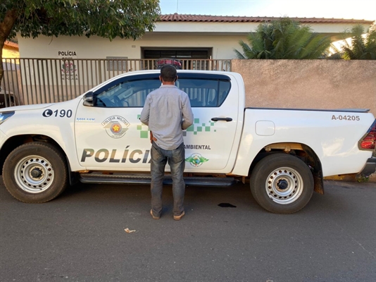 A Polícia Ambiental prendeu um procurado da Justiça de Votuporanga, em Américo de Campos, durante fiscalização   (Foto: Divulgação/Polícia Ambiental)
