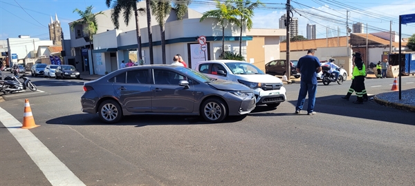 Acidente causa transtorno no centro de Votuporanga; uma pessoa foi socorrida
