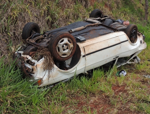 Jovem fica gravemente ferido em capotamento