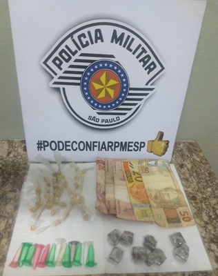 Os policiais da Rocam e Força Tática apreenderam diversos entorpecentes e dinheiro (Foto: Divulgação/PM)