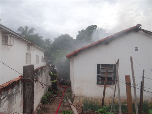 Casa pega fogo na rua Padre Izidoro e mobiliza bombeiros