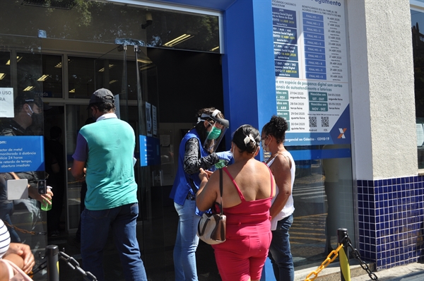 A agência da Caixa Econômica Federal, localizada na rua São Paulo, no Centro de Votuporanga, abrirá neste sábado (19)  (Foto: A Cidade)