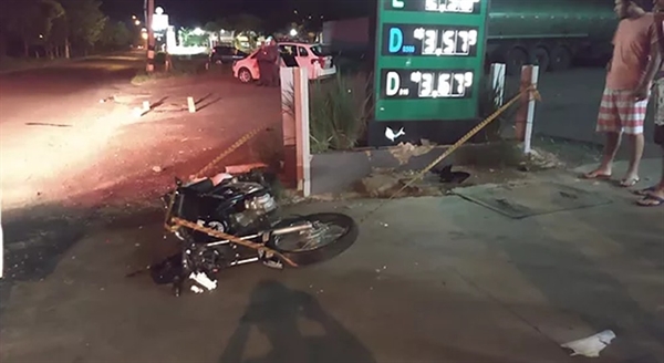 Jovem bateu a moto que pilotava em uma placa de posto de combustível — Foto: Jales Notícias