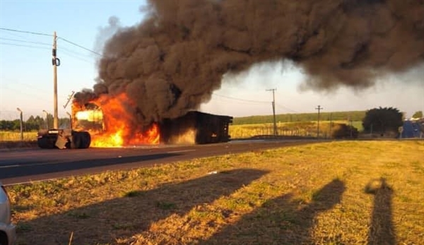 Carreta pegou fogo em rodovia de Olímpia — Foto: Arquivo Pessoal