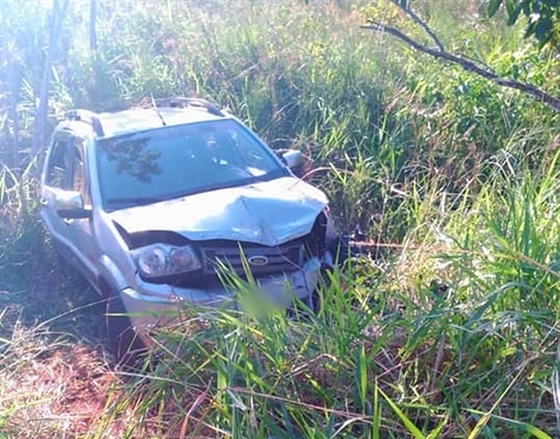 Carro caiu em ribanceira às margens de rodovia em Cardoso — Foto: Votuporanga Tudo/ Divulgação